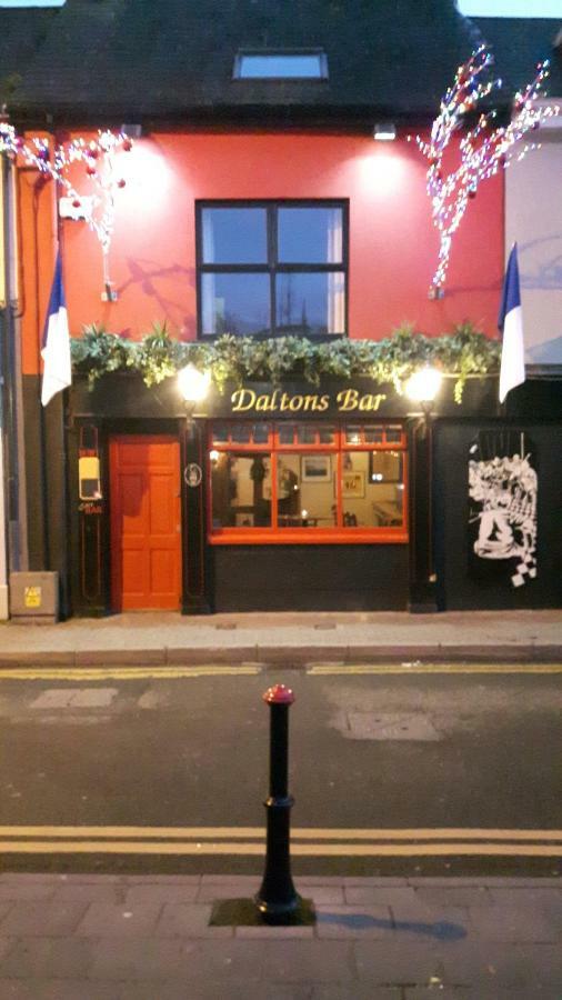 דירות קינסייל Daltons Bar מראה חיצוני תמונה